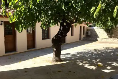 Manoir De L. A. · Maison en pierre privée avec cour incroyable dans un quartier calme