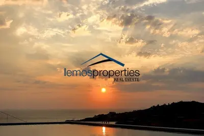 Image de appartement moderne avec piscine et vue mer idéal pour une famille ou un groupe d'amis