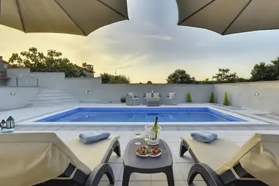 Image de Magnifique villa avec piscine privée, cuisine extérieure avec barbecue