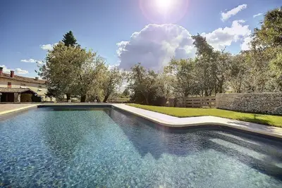 Image de Villa en pierre ensoleillée avec lits de soleil