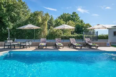 Image de Charmante villa avec piscine privée, lits de soleil