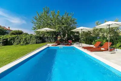 Image de Villa ensoleillée avec piscine privée et WiFi