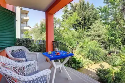 Image de Appartement avec trois terrasses, pelouse pour bains de soleil