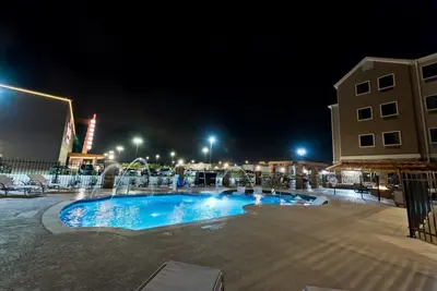 Image de Suite climatisée | Accès au gymnase, piscine saisonnière + petit-déjeuner gratuit!