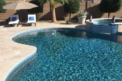 Image de Évadez-vous au soleil! Maison à louer avec piscine jacussi dans cour arrière sur terrain de golf
