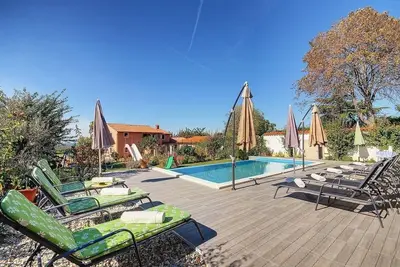 Image de Au-dessus du Limfjord se trouve cet appartement avec piscine