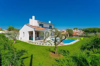 Image de Villa confortable avec jacuzzi, piscine privée, billard