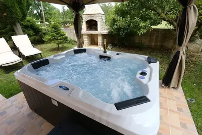 Image de Appartement climatisé avec jacuzzi, chaises longues, Wi-Fi
