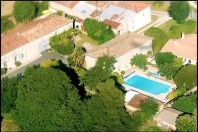 Image de Charmante maison française confortable, avec beau parc et piscine