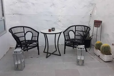 Image de Maison du XVIIIe siècle récemment restaurée, terrasse, jardin et jardin biologique
