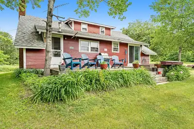 Image de Maison chaleureuse et confortable avec de la place pour tout le monde, Wi-Fi gratuit et bain à remous privé!