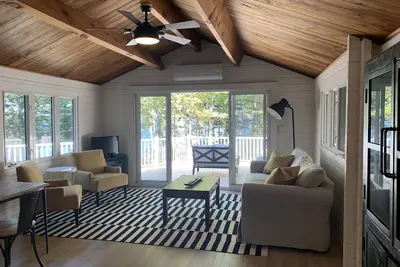 Image de \"Redcliff\" - Chalet en bois rond de style chalet au bord de l'eau dans la région de Cavendish