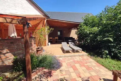 Image de Maison de vacances A 1000 m de l'eau avec une grande terrasse, pavillon et salon de jardin