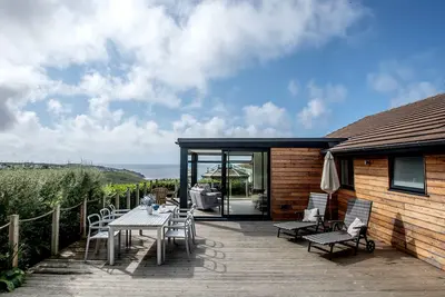 Image de Blue Sky @ Sennen Cove. Nouveau! Magnifique maison: vue sur la mer, douche de surf, plage à pied.