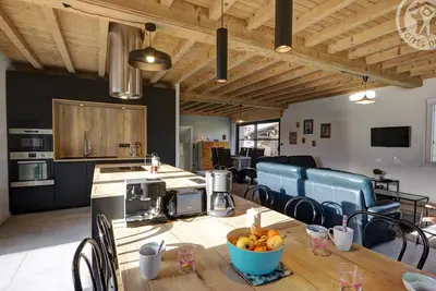 Image de Gîte spacieux, 4 chambres, cheminée, jardin clos, proche Saint-Just-Saint-Rambert