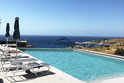 Image de 4 maisons modernes avec piscine et vue mer, idéales pour les grands groupes