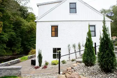 Image de Creekside Cottage avec un beau patio! !