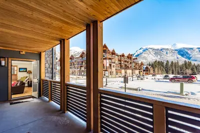 Image de Condo de luxe tout neuf de 3 chambres au coeur de Canmore!