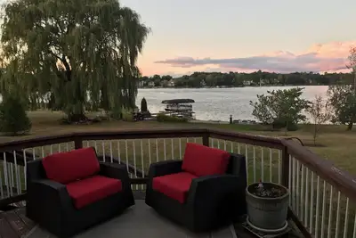 Image de Belle maison du lac Bella Vista avec une vue imprenable sur le lac depuis chaque chambre.