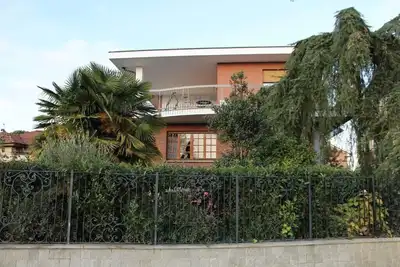 Image de Villa entourée de verdure