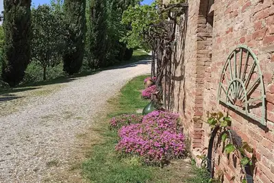 Image de Villa in Siena Hills, flat 4/6 pax with pool A/C - heating- garden