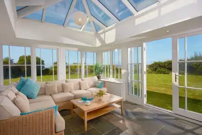 Image de Une belle maison de vacances acceptant les chiens avec une vue magnifique sur deux côtes