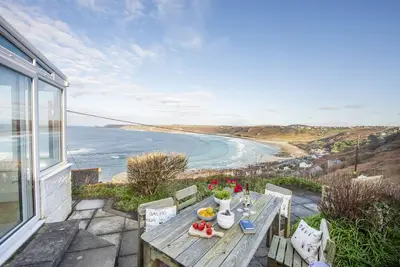 Image de Cette propriété combine un emplacement côtier à couper le souffle avec un style moderne