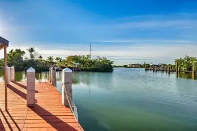 Image de Nouvelle Liste! Maison face au canal avec quai, piscine privée et accès facile à l'eau