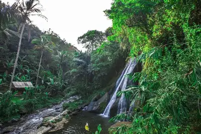 Image de Vue sur la cascade de Leke Leke Nuit unique sous les étoiles