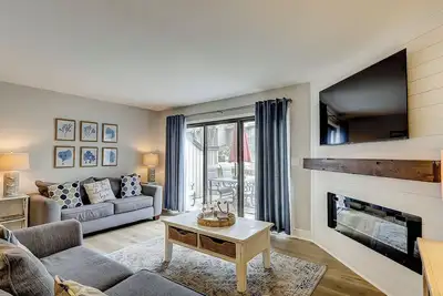 Image de Récemment rénové 2 chambres / 2 salles de bain Beachwalk Townhouse dans le chantier naval!