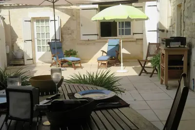 Image de Vivez Comme Un Local! 4 x Maison en pierre 3/2 étoiles dans le village de Cognac.