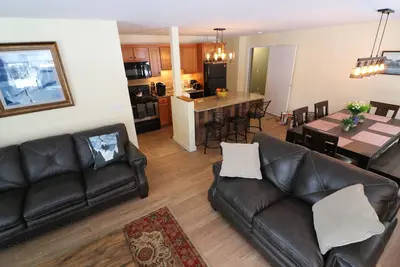 Image de Powder Pad Large rénové 1 chambre 2 lits queen et canapé-lit queen