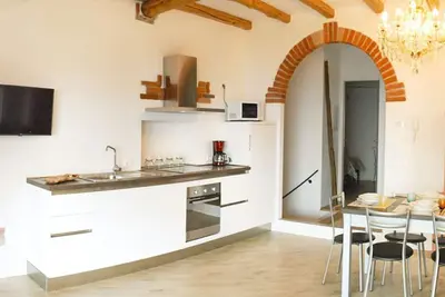Image de Bel appartement moderne avec une vue inoubliable sur le lac depuis les fenĂŞtres