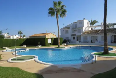 Image de Superbe bungalow, terrasse sur le toit, à proximité de terrains de golf, bars / restaurants.