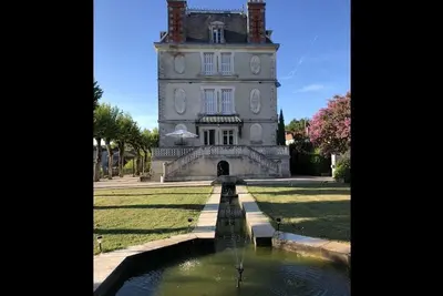 Image de Petit château de l’époque de la Belle Époque sur les rives de l’Isle.