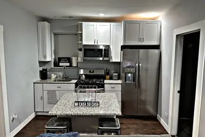 Image de Près du centre-ville de Chicago-Privé -Parking-Train Gratuit!