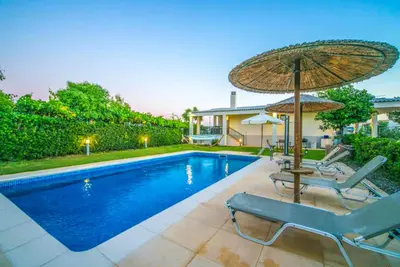 Image de Villa luxueuse, 4 chambres avec piscine privée, à 200m de la plage