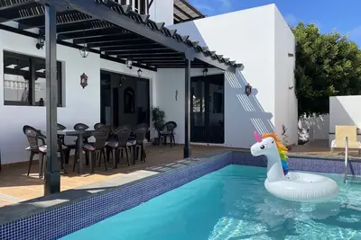Villa avec piscine à 10 min de la plage, au calme, à Costa teguise