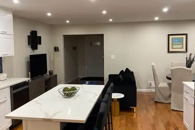 Image de Beautiful Spacious - 2 bedroom, Main Floor Apartment, Backyard and Free Parking