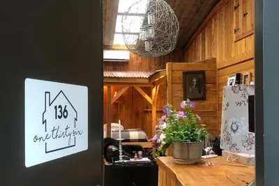 Image de Retraite de bois sur mesure en face de la ferme de lavande sur une route calme.