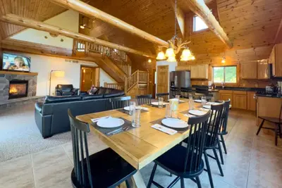 Image de Luxe 4 br Galena Territoire maison de location avec bain à remous et salle de jeux.