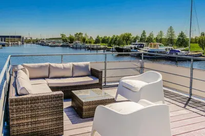 Beau bateau à Aalsmeer avec WiFi