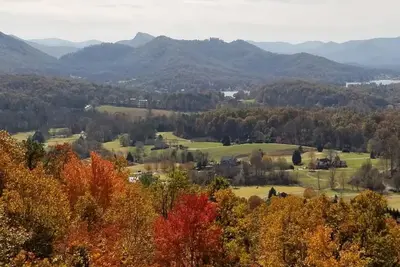 Image de Vue imprenable sur le lac Chatuge, la montagne et le parcours de golf - séjour 5 étoiles.