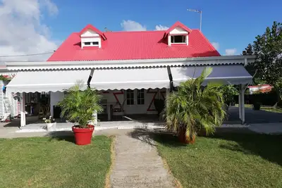 Maison Sur Terrain Arbore Dans Quartier Calme   Proche Des Commerces