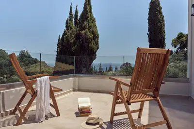 Villa Jo: villa neuve, moderne et luxueuse de trois chambres avec vue sur la mer.