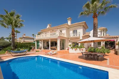Image de Villa Marbella Golden Mile avec vue sur la mer et la montagne au-dessus de l'hôtel Puente Romano
