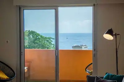 Appartement climatisé avec terrasse, vue mer et garage, à 5 mn de la plage