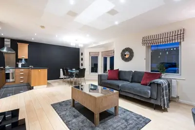 Image de 2 Neptune House · Beautiful Modern York Apartment with Parking | Pass the Keys