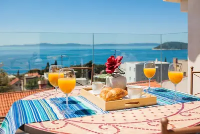 Image de Appartement près de la plage avec bain à remous jacuzzi