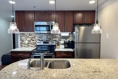 Image de Nouvelle liste! Ski-in Ski-out, rénové 2 Br Mtn. Lodge, meilleur emplacement!